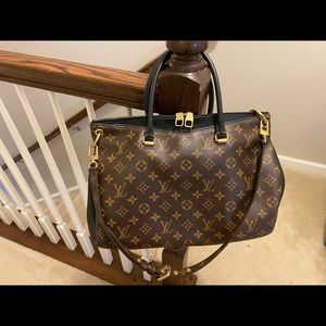 Gorgeous PALLAS Louis Vuitton Shoulder Bag